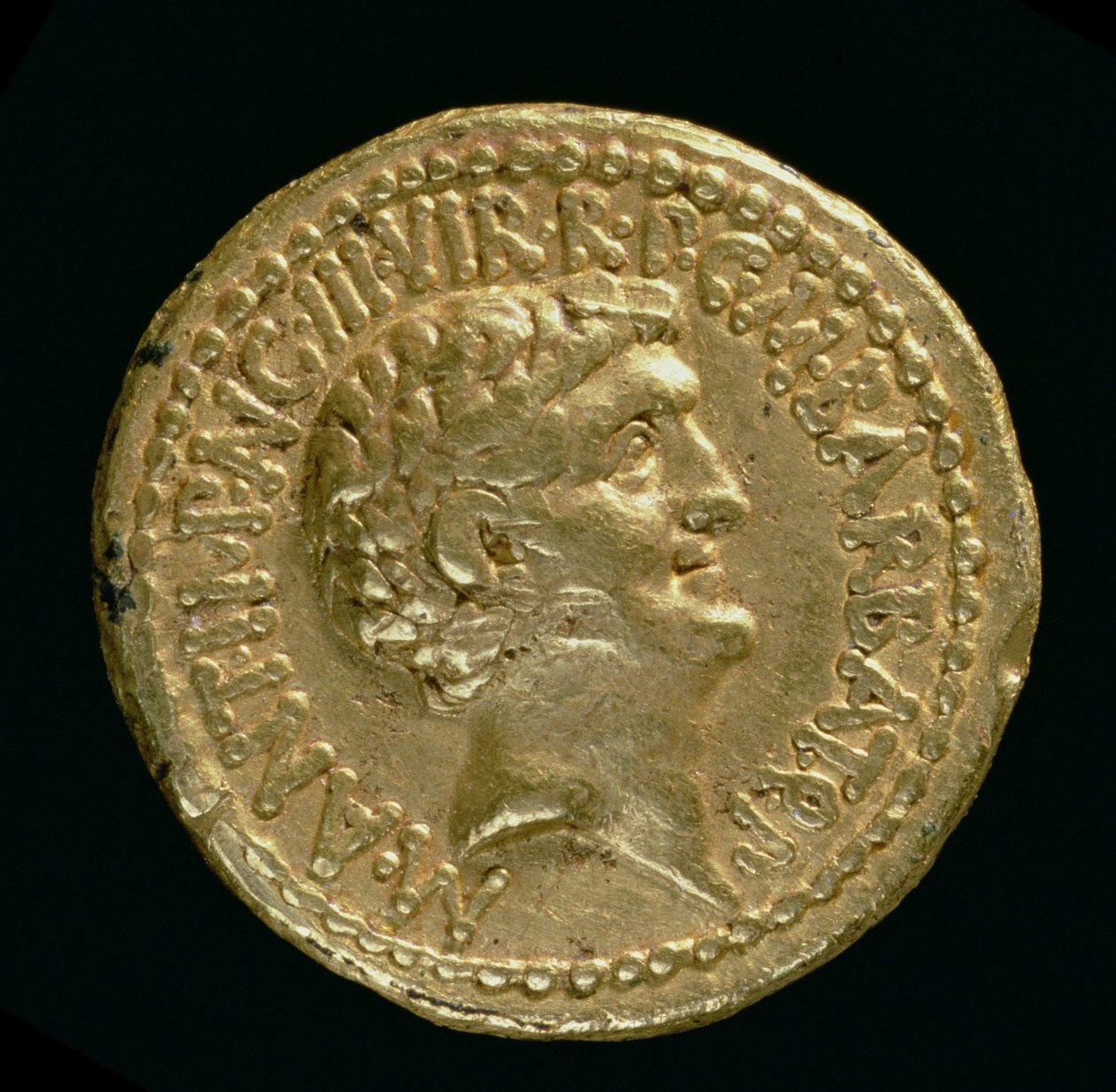Aureus (forside) med det nakne hodet til Marcus Antonius (8281 f.Kr.-30 f.Kr.) (gull) Inskripsjon: M ANT IMP AVG III VIR R P C M BARBAT Q P (for bakside 119140) av Roman
