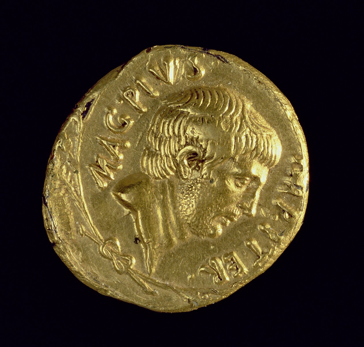 Aureus (forside) med det nakne hodet til Sextus Pompeius (78-35 f.Kr.) Inskripsjon: MAG PIVS IMP ITER (gull) (for bakside se 119143) av Roman