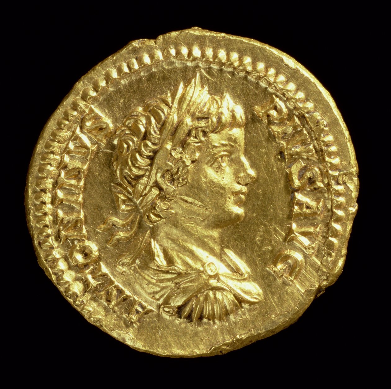 Aureus (forside) med hodet til en Caracalla (196-217 e.Kr.) drapert, kurert, iført en laurbærkrans. Iskripsjon: ANTONINVS PIVS AVG (gull) (for bakside se 119136) av Roman