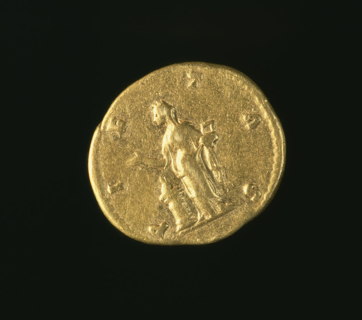 Aureus (revers) av Lucilla, datter av Marcus Aurelius (AD 161-AD 180) som viser Pietas som står til venstre og ofrer over alteret. Innskrift: PIETAS (gull) (for forside se 119146) av Roman