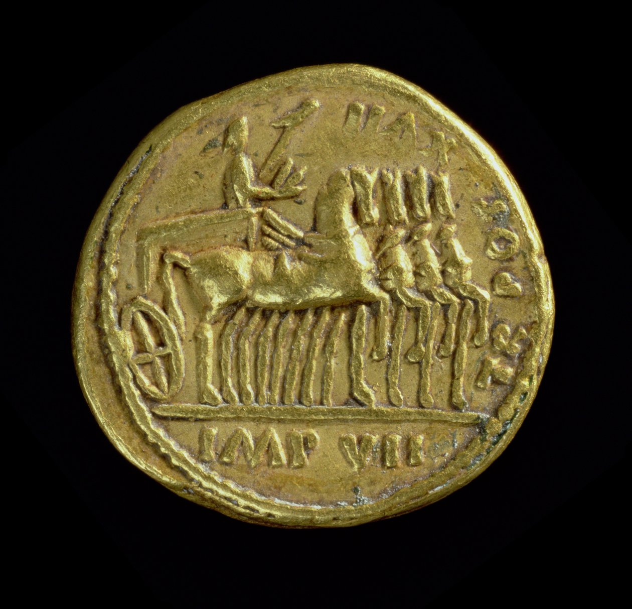Aureus (revers) av Tiberius (AD 14-AD 37) som viser keiseren i en fire-hesters vogn høyre. (gull) Inskripsjon: TR POT XVII IMP VII (for forside se 119137) av Roman