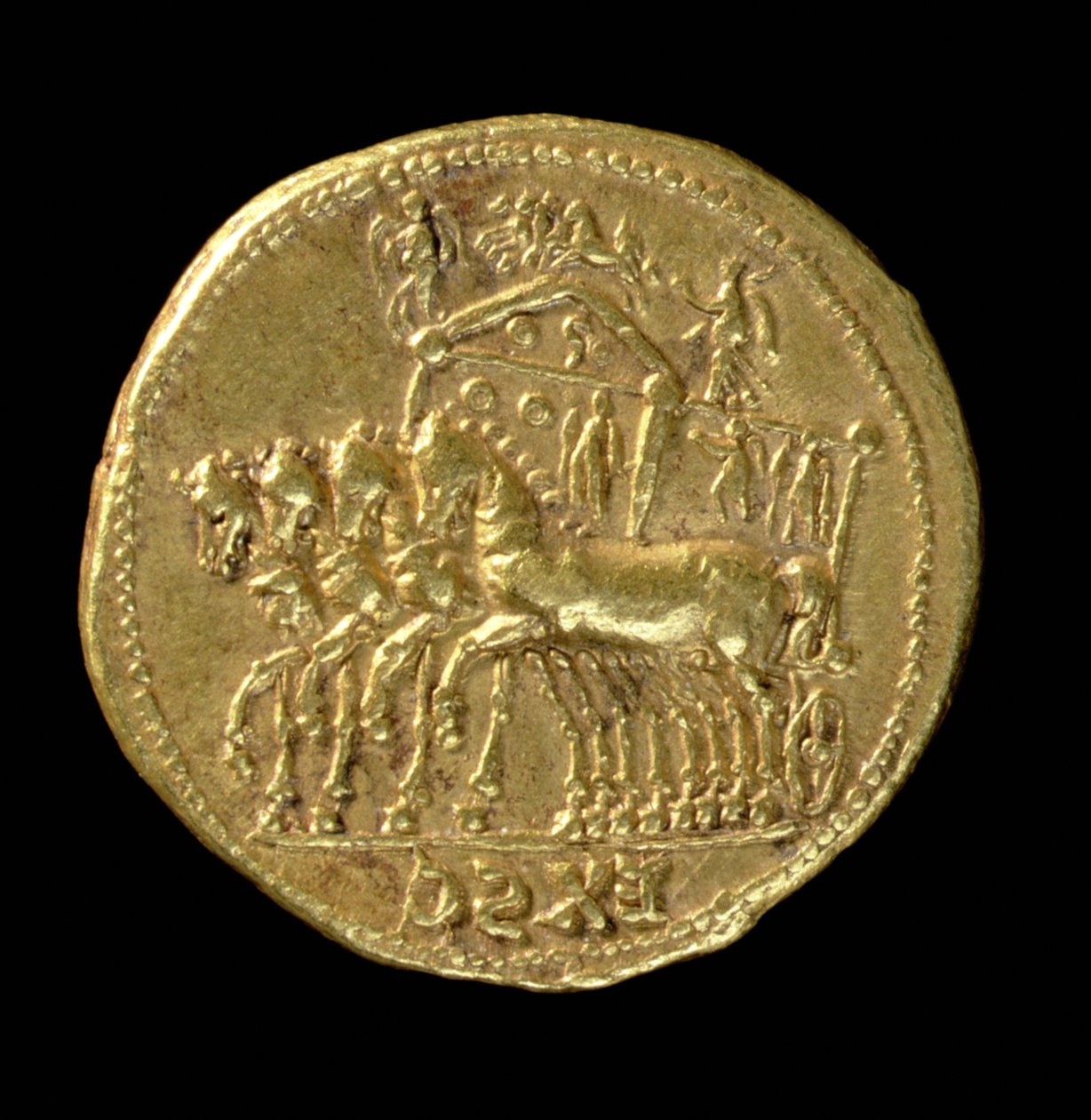 Aureus (revers) av den guddommelige Claudius (AD 41-AD 54) preget under Nero (AD 54-AD 68) som viser en vogn med fire hester (gull) Inskripsjon: EX SC (for forside se 119148) av Roman