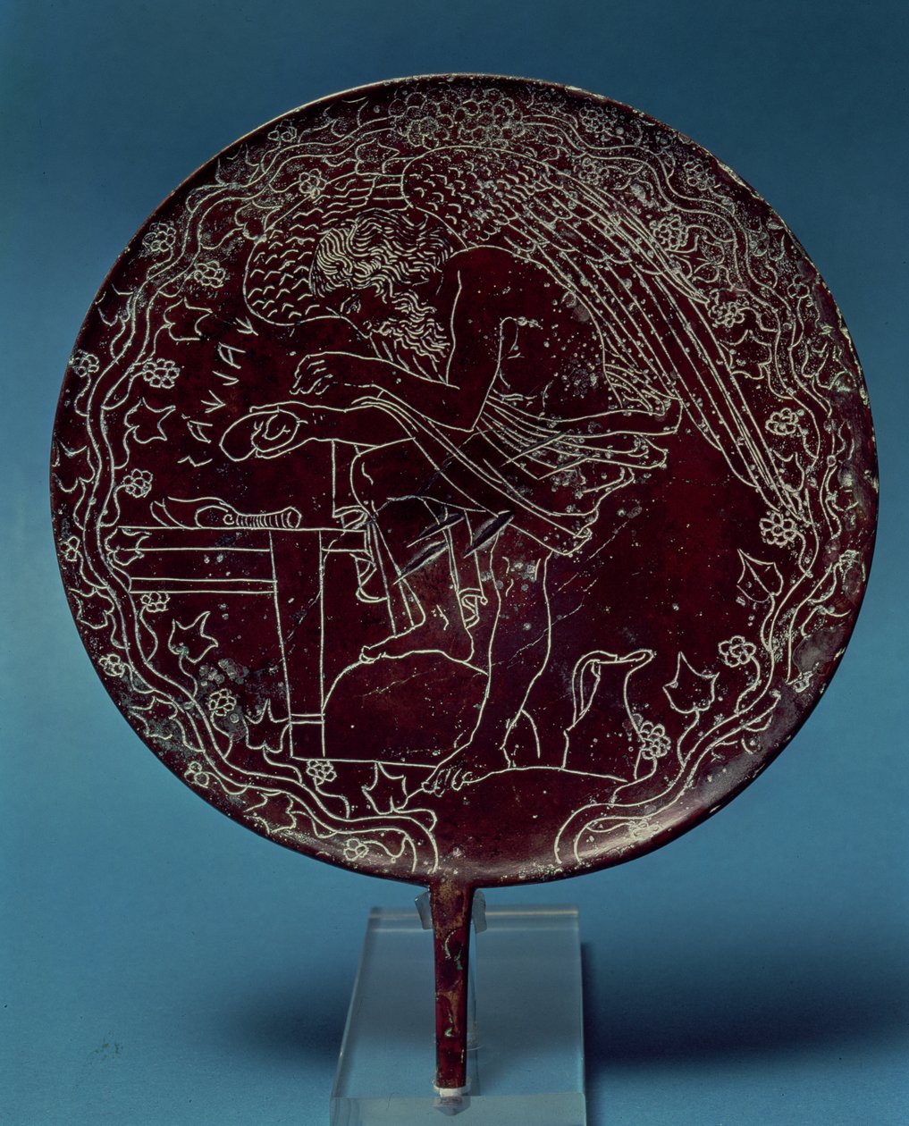 Baksiden av et bronsespeil dekorert med en scene som viser en gammel mann som undersøker leveren til et dyr, bærer navnet Chalenas (gresk spåmann) av Roman