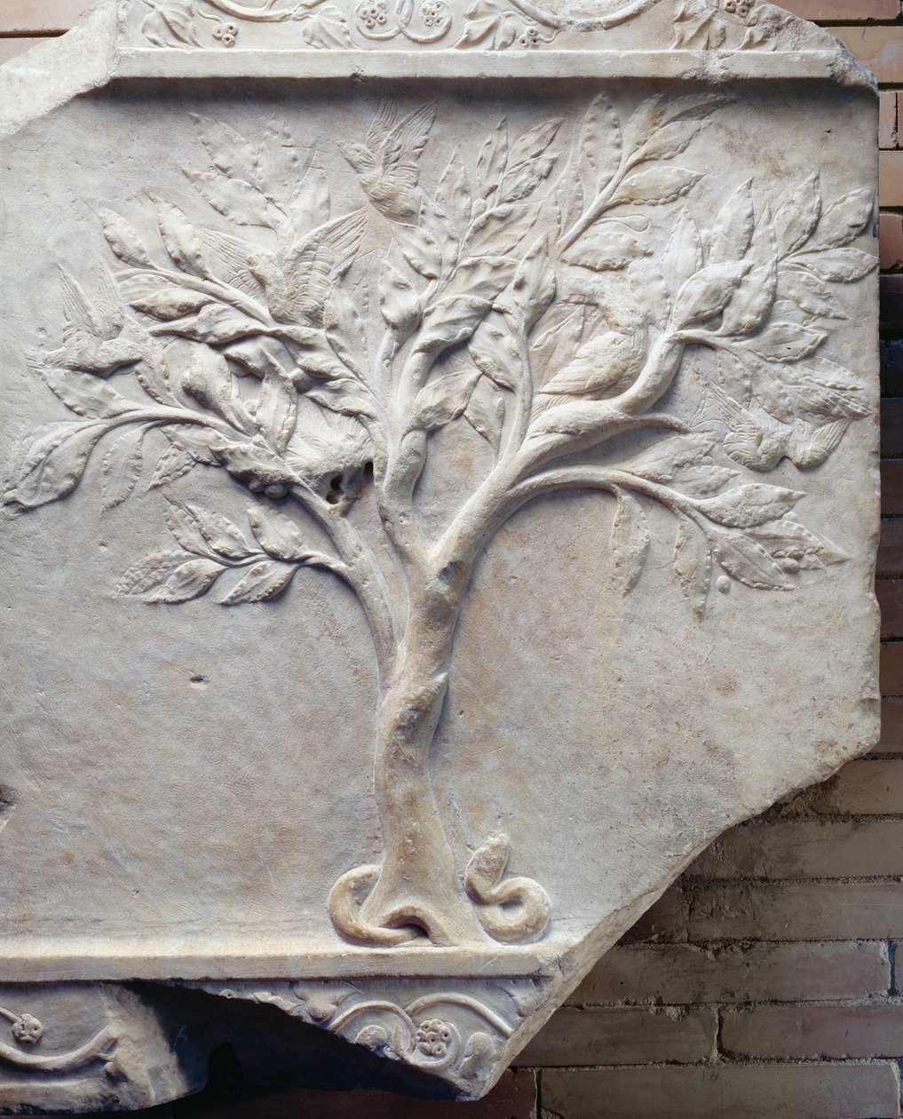 Basrelieff av et tre, med fugler i grenene og en slange ved bunnen (marmor) av Roman