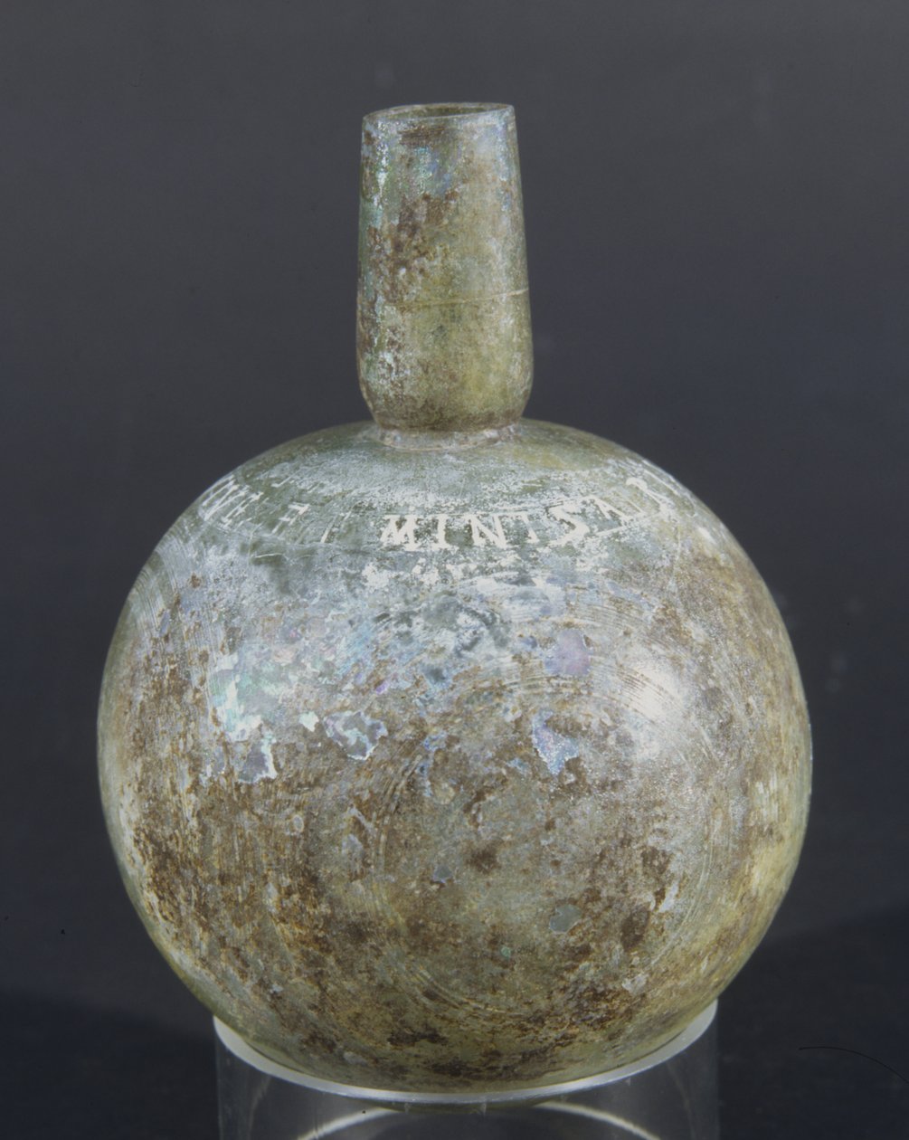 Flaske med latinsk inskripsjon (glass) av Roman