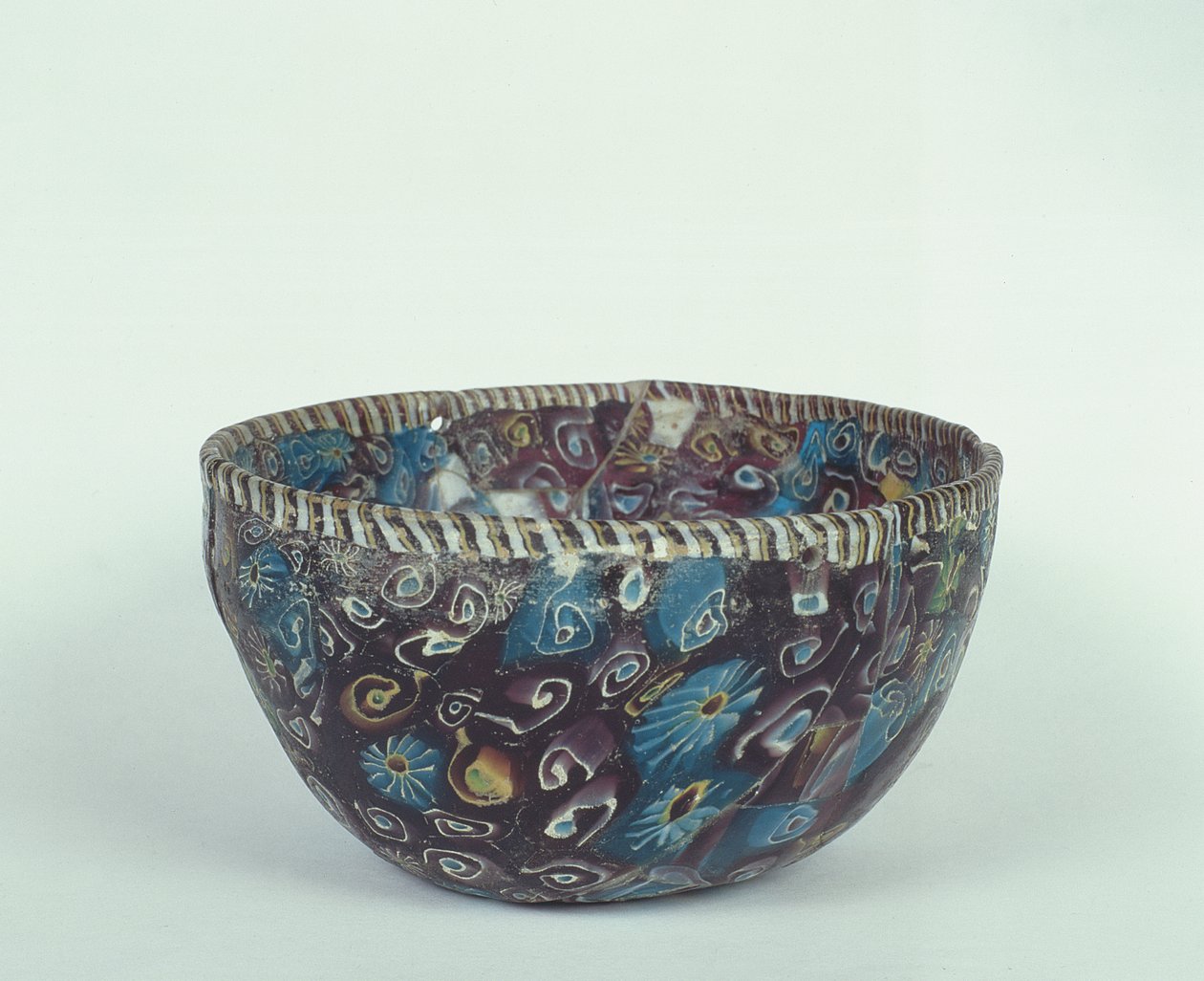 Skål (glassmosaikk) av Roman