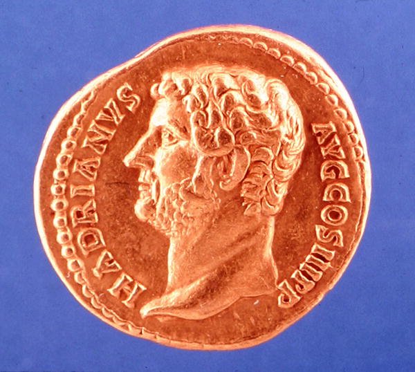 Mynt som viser keiser Hadrian (gull) av Roman