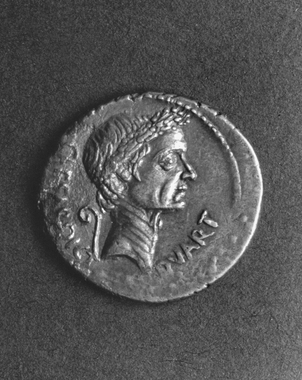 Mynt med et portrett av Julius Caesar (101-44 f.Kr.) (metall) av Roman