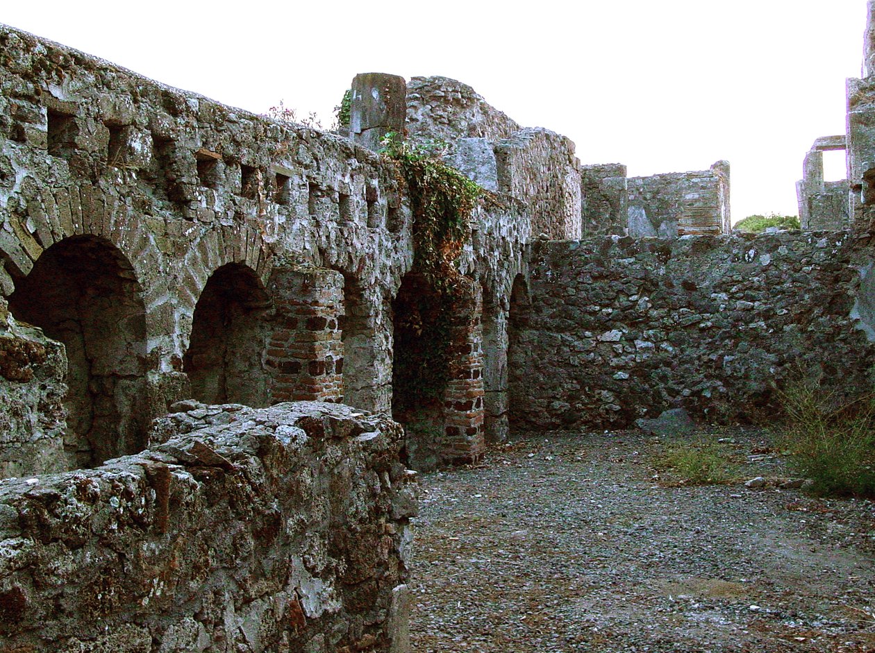Gårdsplassen til et ødelagt hus av Roman