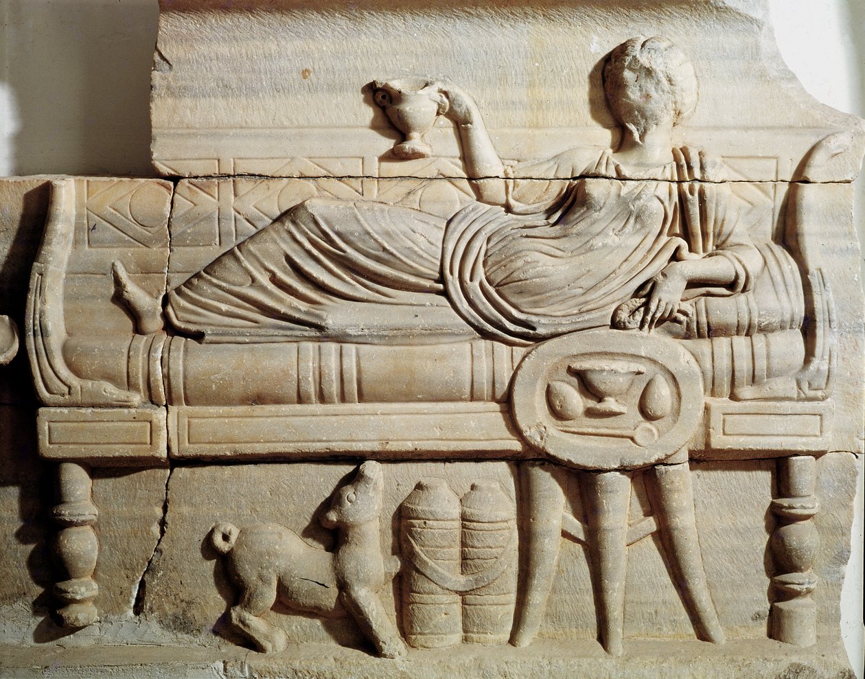 Detalj fra en sarkofag som viser en kvinne tilbakelent på en benk av Roman
