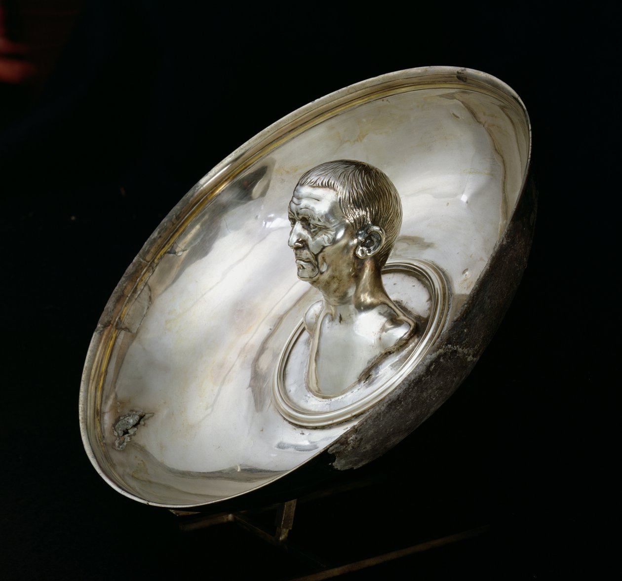 Rett med bysten av en mann inni, fra Boscoreale Treasure (sølv) (sett fra siden) av Roman