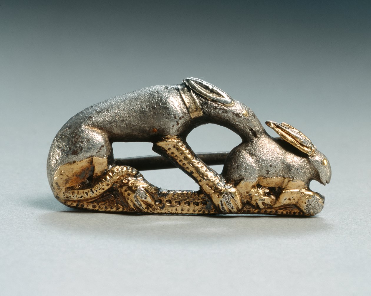 Fibula av en hund som fanger en kanin (sølv og forgylt) av Roman