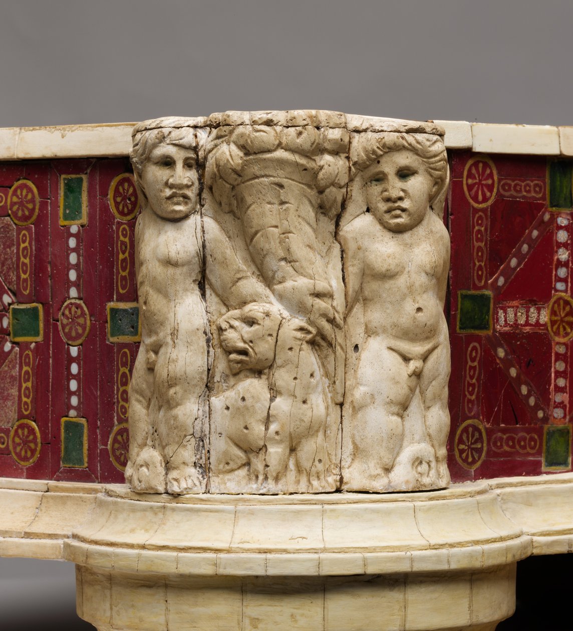 Fotskammeldetalj med beinutskjæring av amoriner, leoparder og overflødighetshorn, ca. 100 e.Kr. (tre, bein og glass) av Roman