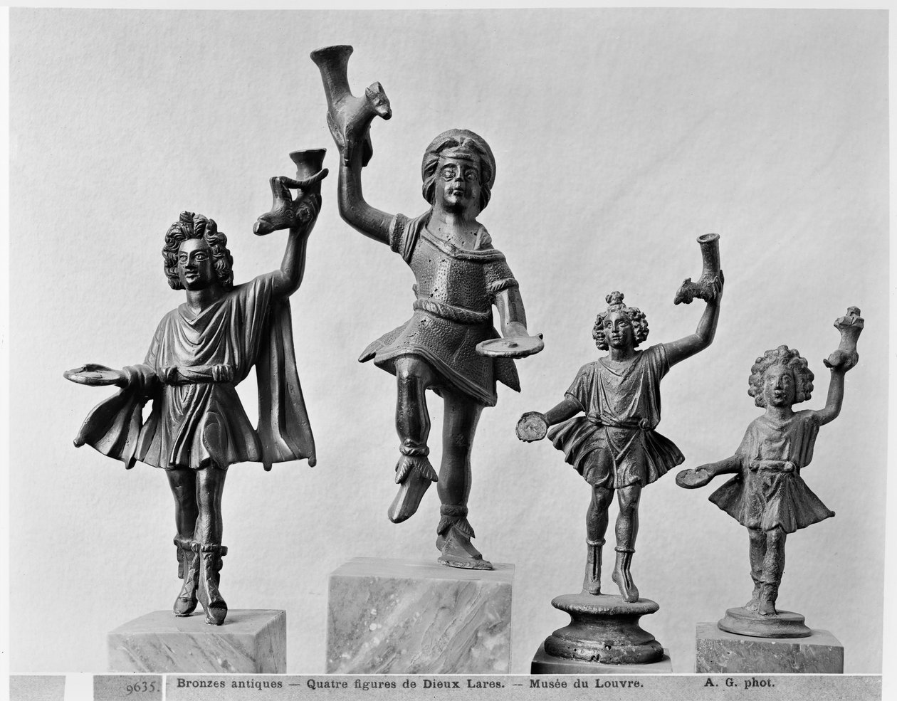 Fire figurer av Lar (bronse) av Roman