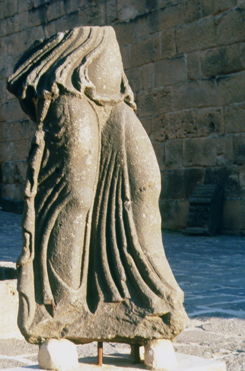 Fragment av en skulptur av en stående kvinne (basalt) av Roman