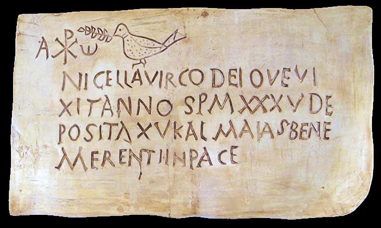 Begravelsesinnskrift fra romerske katakomber med de tidlige kristne symbolene (gips) av Roman