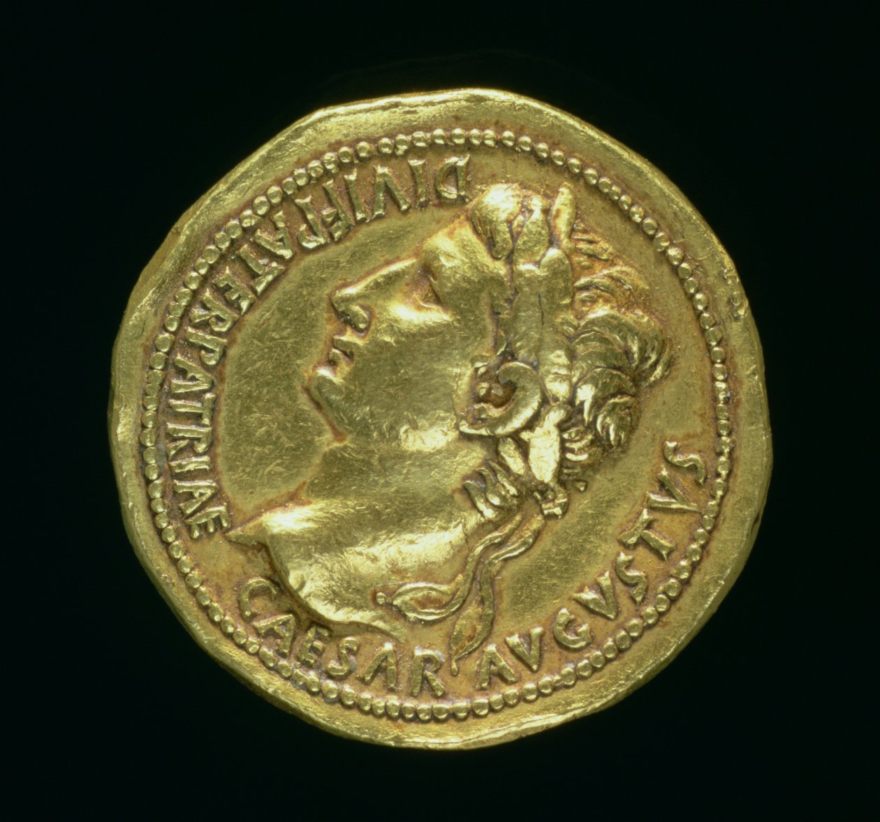 Gullmultippel (forsiden) av keiser Augustus (31 f.Kr.-14 e.Kr.) iført en laurbærkrans. Preget c.07-06 f.Kr av Roman