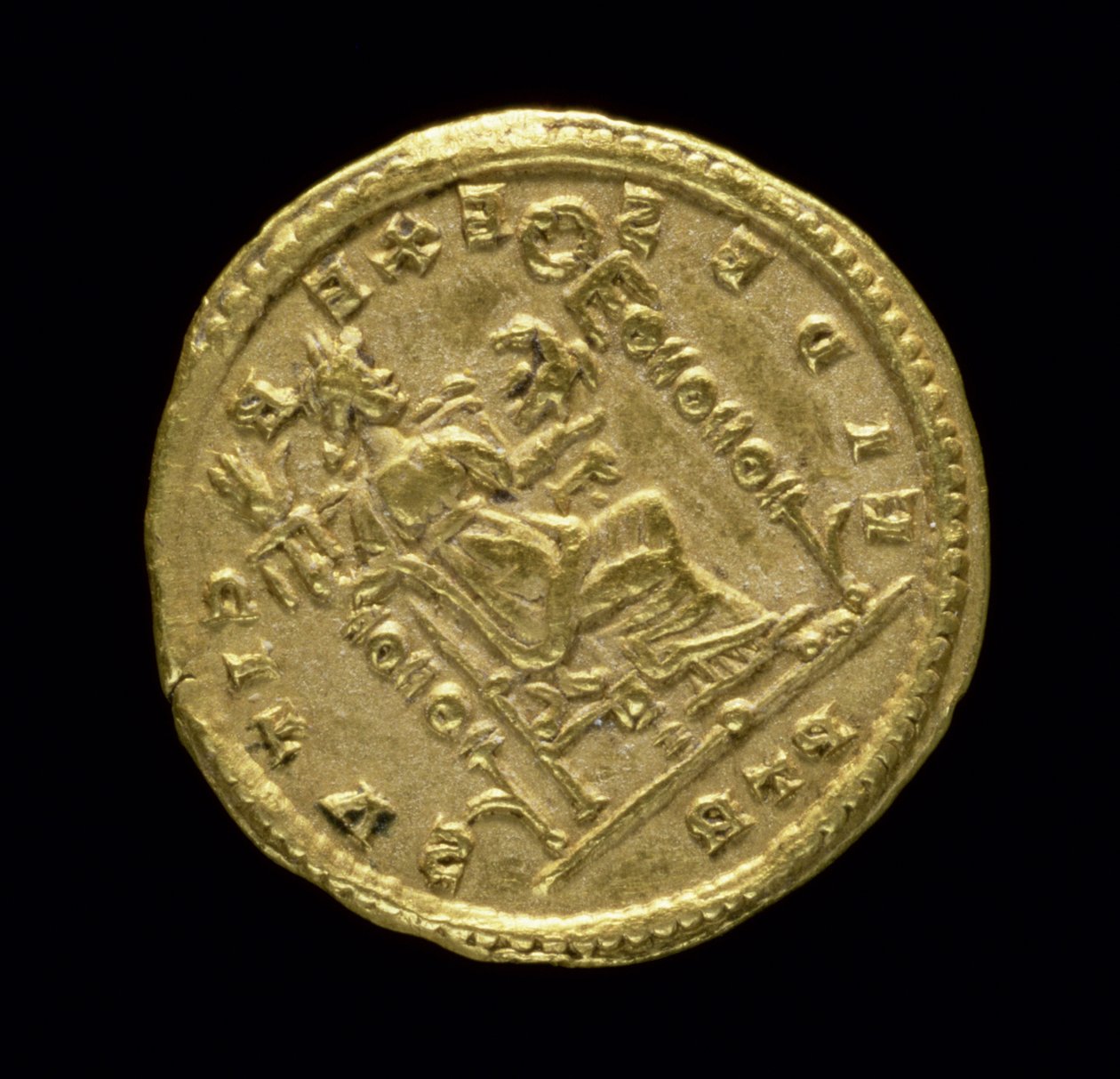 Gull solidus (revers) av Konstantin I den store (306-337 e.Kr.) som viser Fides sittende til venstre på tronen. Innskrift: FIDES EXERCITVS. Preget i Trier av Roman