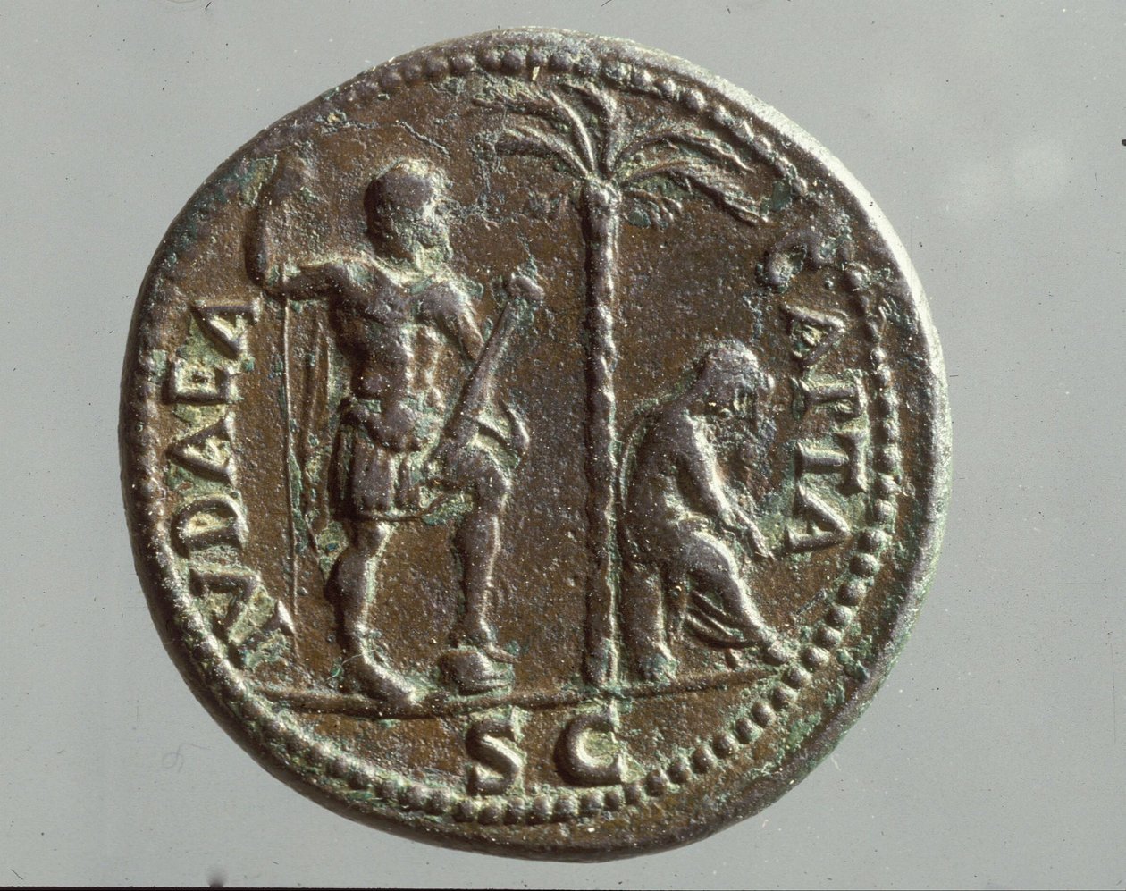 Keiserlig mynt som viser sørgefigurer med inskripsjonen 'Iudea Capta' - 'Judea den erobrede' (bronse) (se 398241 for baksiden) av Roman