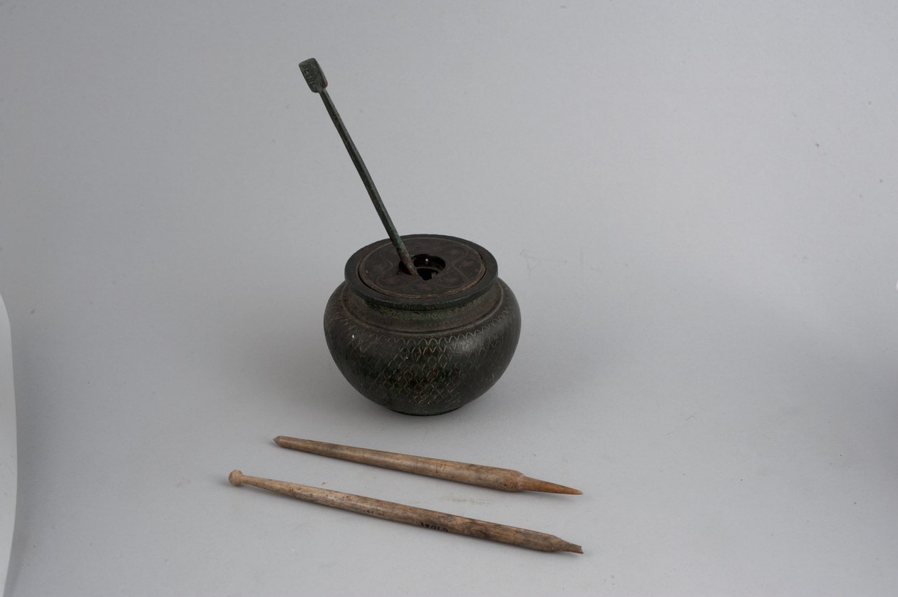 Blekkkrukke og penner (bronse og bein) av Roman