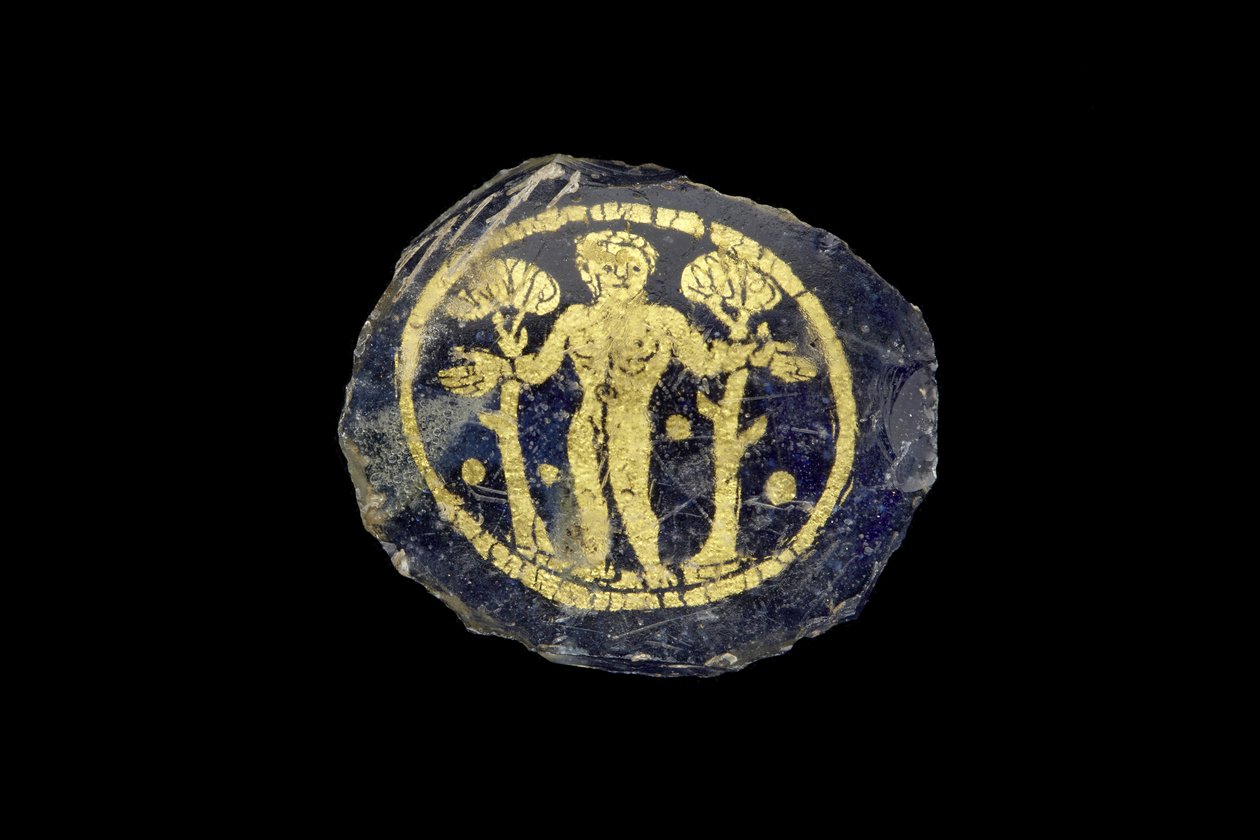Medaljong med skjeggløs, korthåret nakenfigur mellom to trær, 3.-4. århundre e.Kr. (gull og glass) av Roman