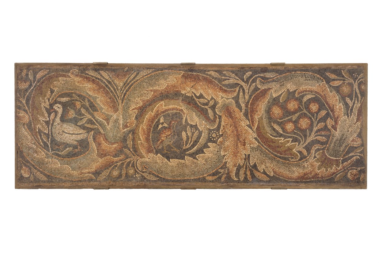 Mosaikk med blomster- og fuglemotiver (steinmosaikk) av Roman