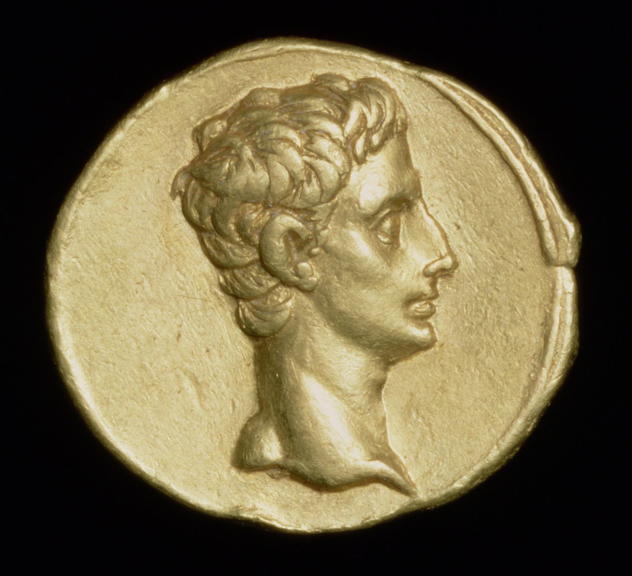 Forsiden av en aureus-mynt som viser keiser Augustus, ca. 18–16 f.Kr. (gull) av Roman