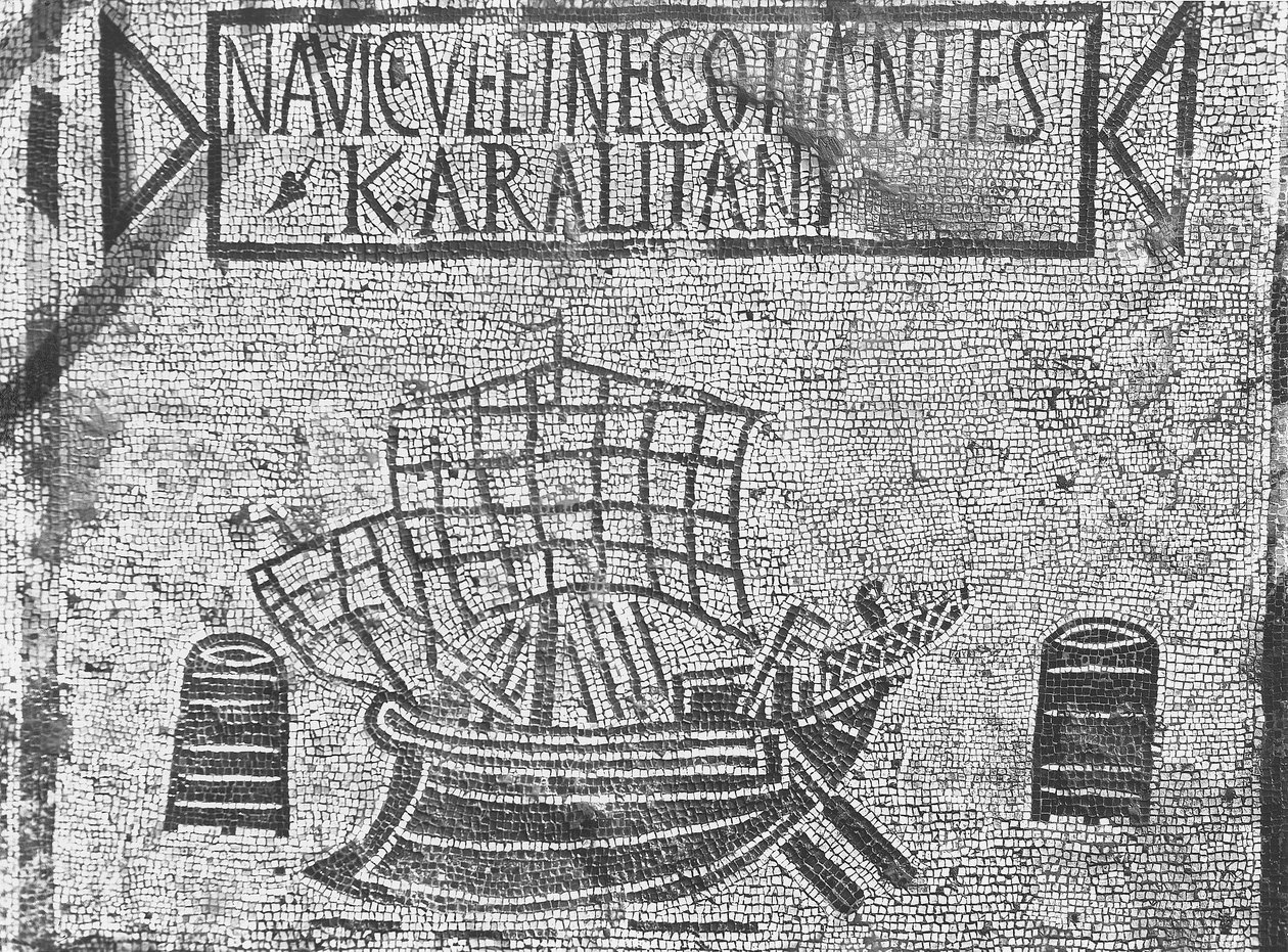 Fortaudetalj fra Piazzale dell Corporazioni som viser en nautisk scene (mosaikk) av Roman