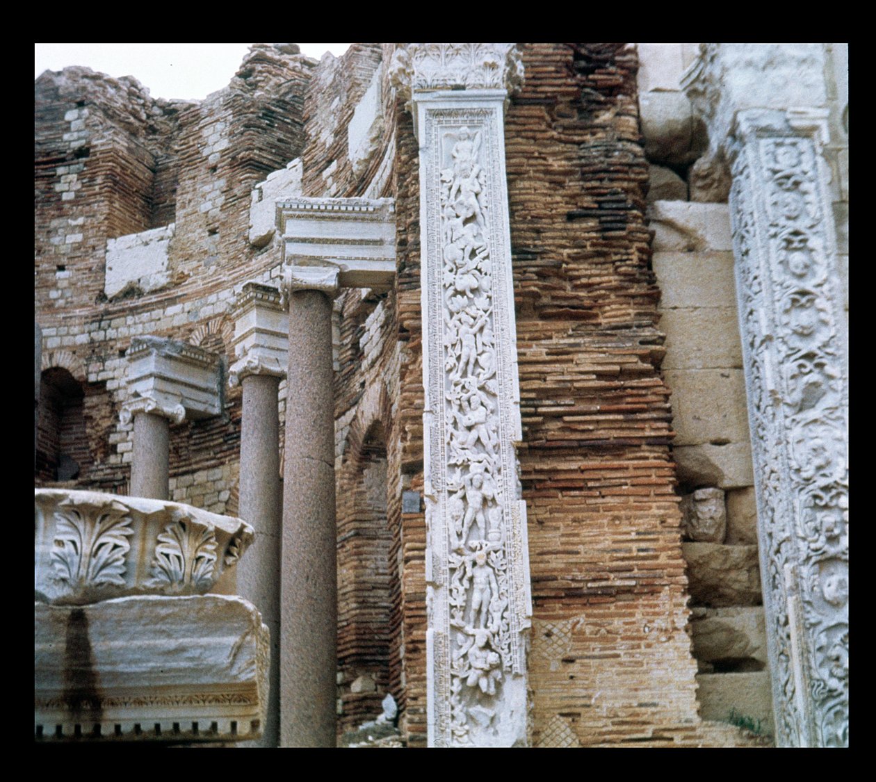 Pilastre ved Severan-basilikaen av Roman