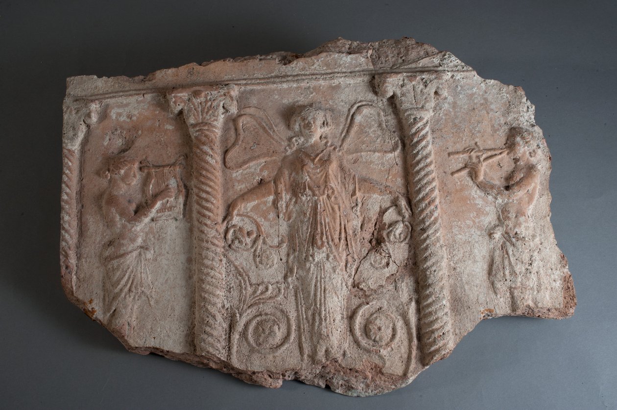 Tallerken med figurer som spiller musikkinstrumenter (fragment) (terrakotta) av Roman