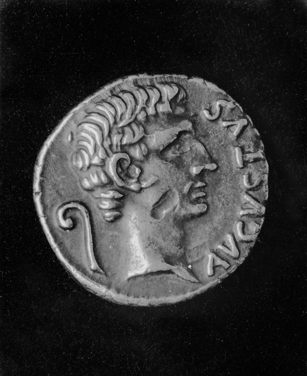 Portrett av keiser Augustus (63BC-14AD), på baksiden av en mynt av Julia (39BC-14AD), datter av Augustus (metall) av Roman