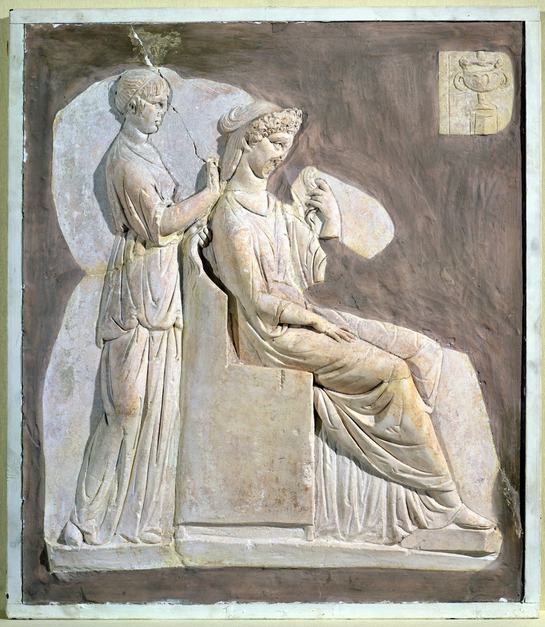 Relieff som viser en kvinne ved toalettet hennes, fra Tunisia (stucco) av Roman