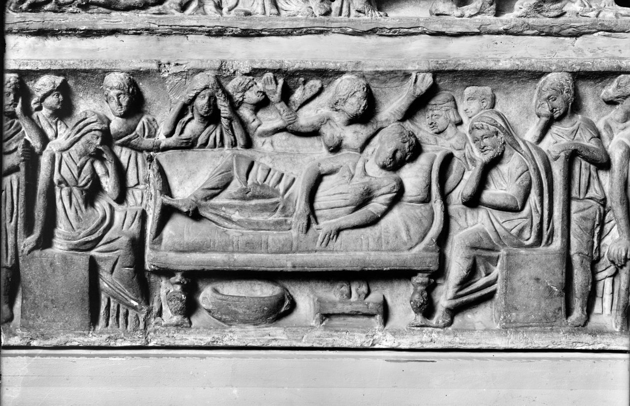Relieff som viser den avdøde omgitt av foreldre og venner, detalj fra konklamasjonens sarkofag av Roman