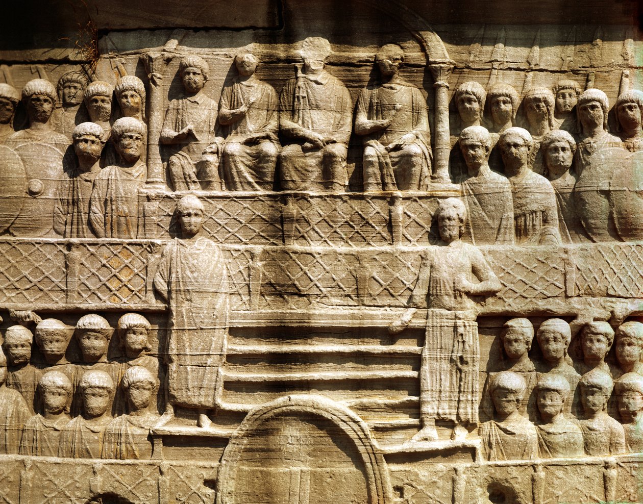 Relieff på bunnen av Obelisken til Theodosius I (347-395) også kjent som Obelisken til Tuthmosis III, fra Karnak (marmor) av Roman