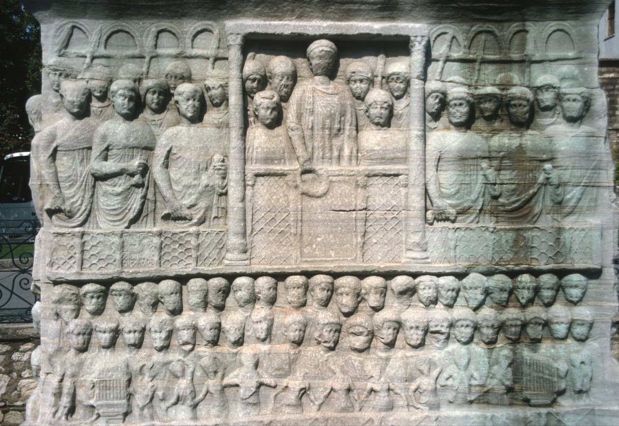 Relieff på bunnen av Obelisken til Theodosius I (347-395) også kjent som Obelisken til Tuthmosis III, fra Karnak (marmor) av Roman