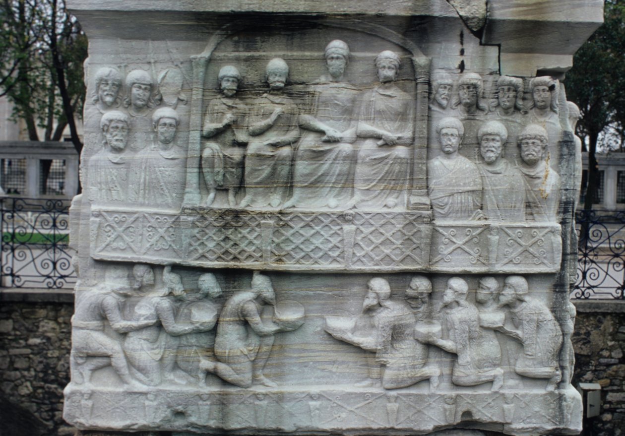 Relieff på bunnen av Obelisken til Theodosius I (347-395) også kjent som Obelisken til Tuthmosis III, fra Karnak (marmor) av Roman