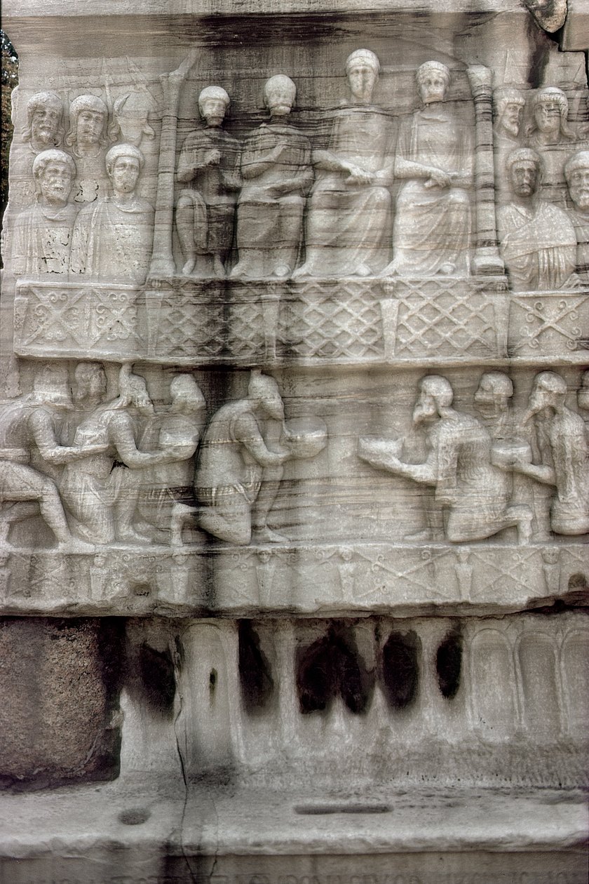 Relieff på bunnen av Obelisken til Theodosius I (347-395) også kjent som Obelisken til Tuthmosis III, fra Karnak (marmor) av Roman