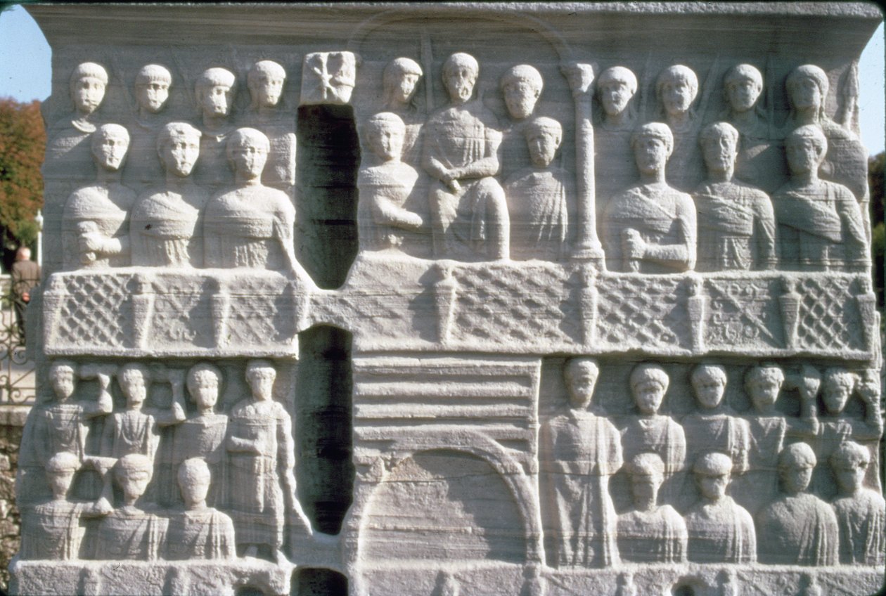 Relieff på bunnen av Obelisken til Theodosius I (347-395) også kjent som Obelisken til Tuthmosis III, fra Karnak (marmor) av Roman