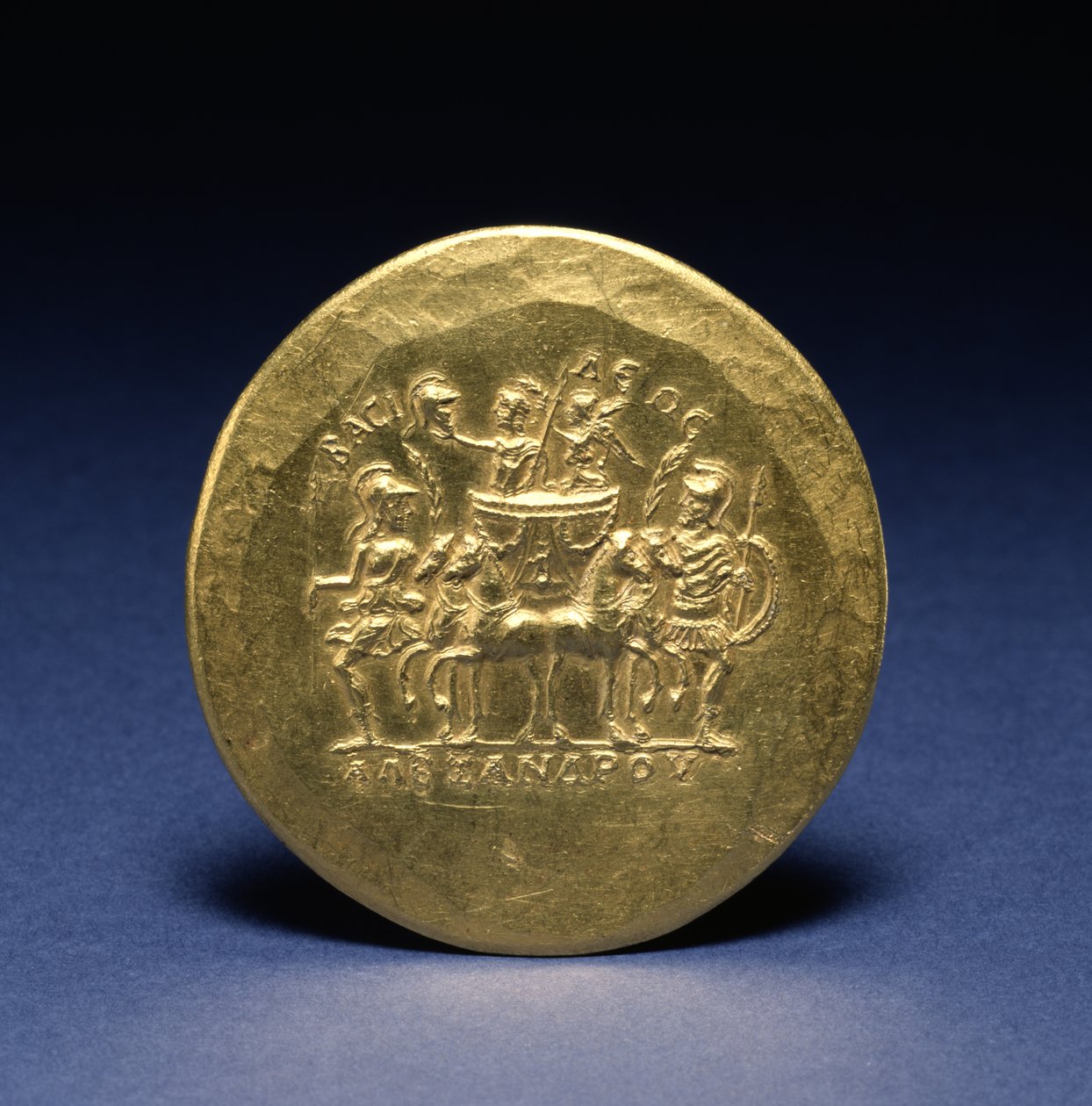 Baksiden av en medaljong som viser Alexander den store og Nike, seiersgudinnen, som kjører i en vogn, ca. 215-243 (gull) av Roman