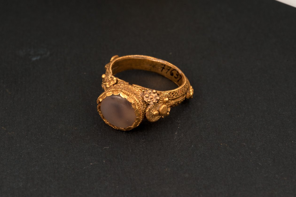 ring (gull og jaspis) av Roman
