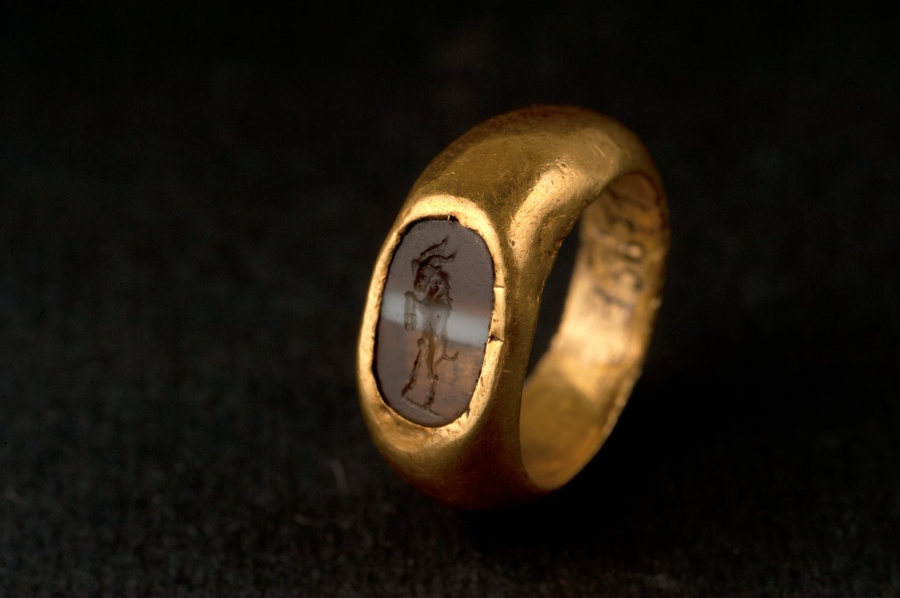 Ring (gull, kalsedon og agat) av Roman