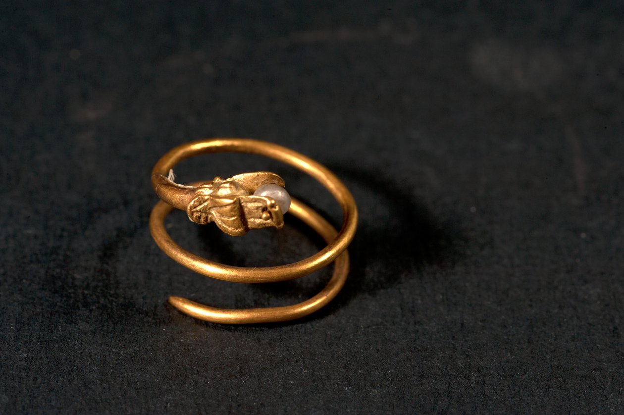 Ring med en perle i fra en slange (gull og perle) av Roman