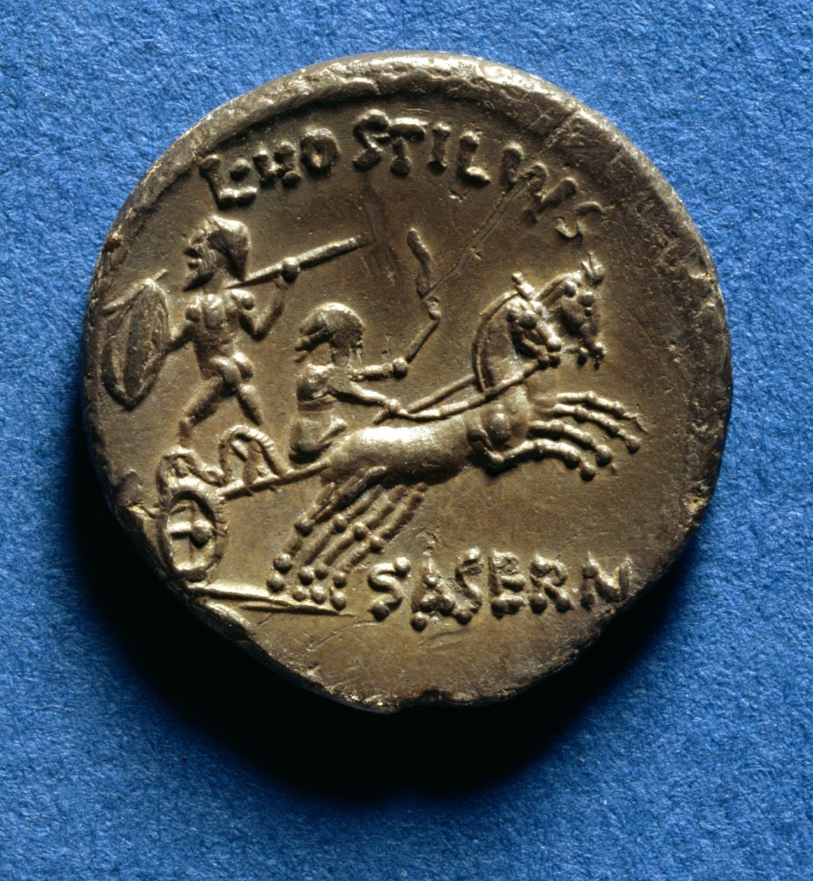 Romersk denar dekorert med en vognfører og en edel kriger som kjører på en keltisk krigsvogn, ca. 48 f.Kr. (gull) av Roman