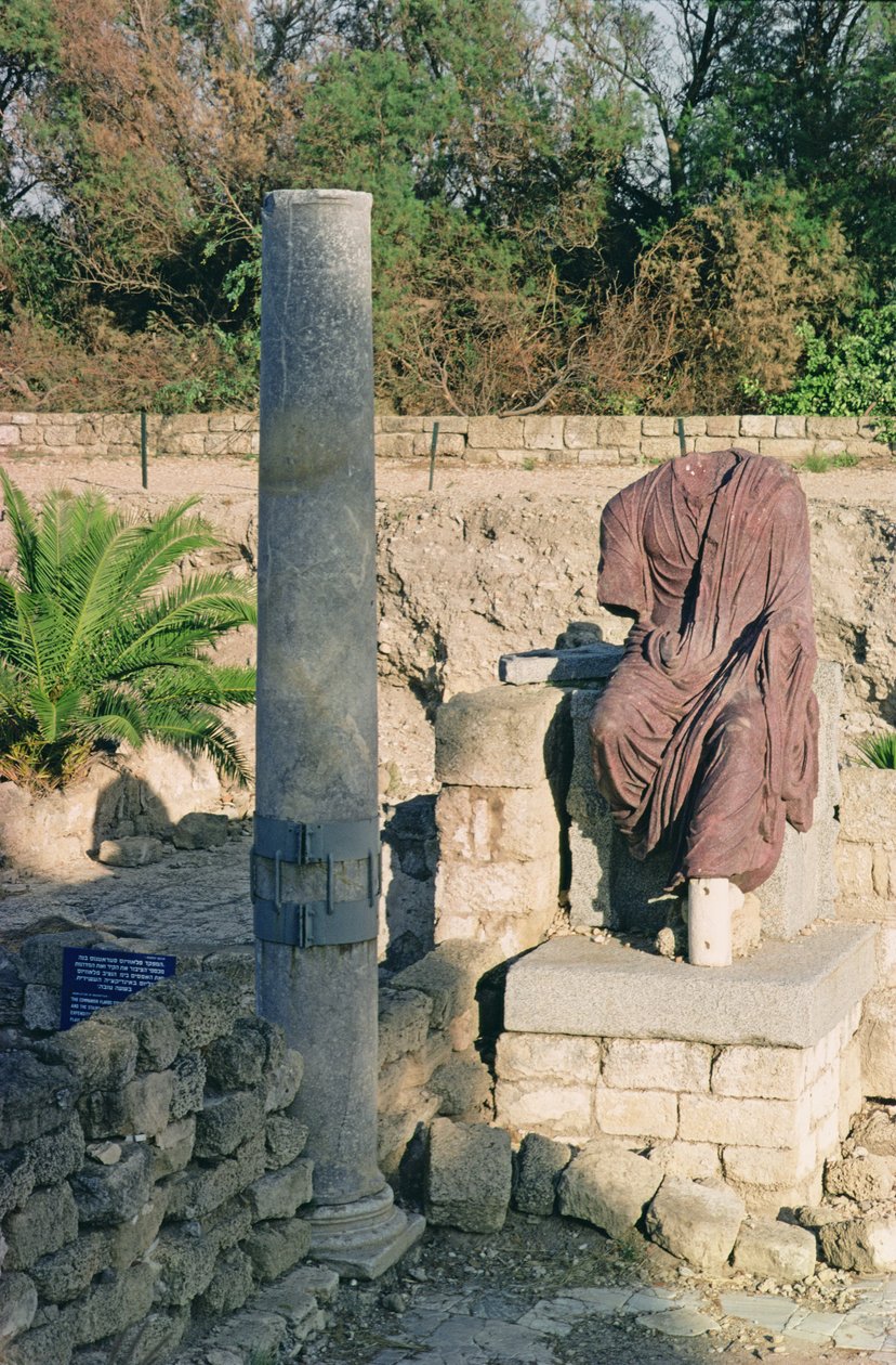 Ødelagt søyle og statue av Roman