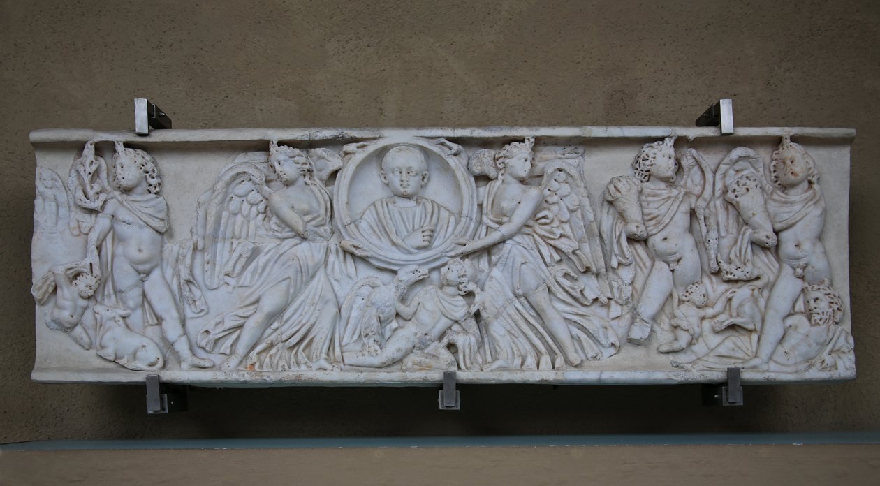 Sarkofag med et barn og amoriner som samler druer for å ofre til Bacchus av Roman