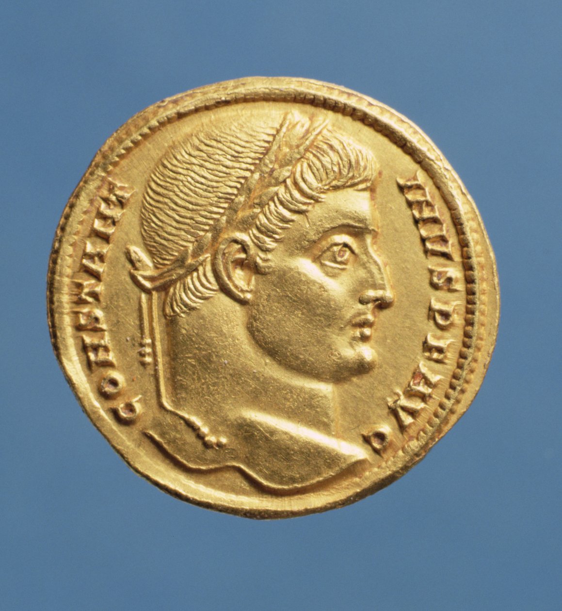 Solidus (forsiden) av Konstantin I, den store (306-337) iført en laurbærkrans. (gull) Innskrift: CONSTANTINVS PF AVG av Roman