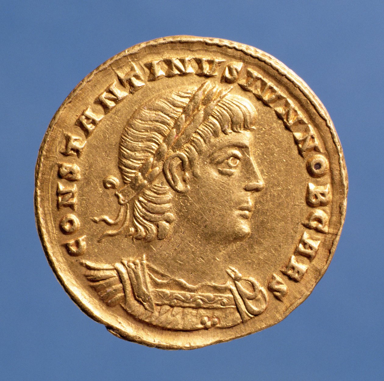 Solidus (forside) av Constantine II Caesar cuirassed (gull) av Roman