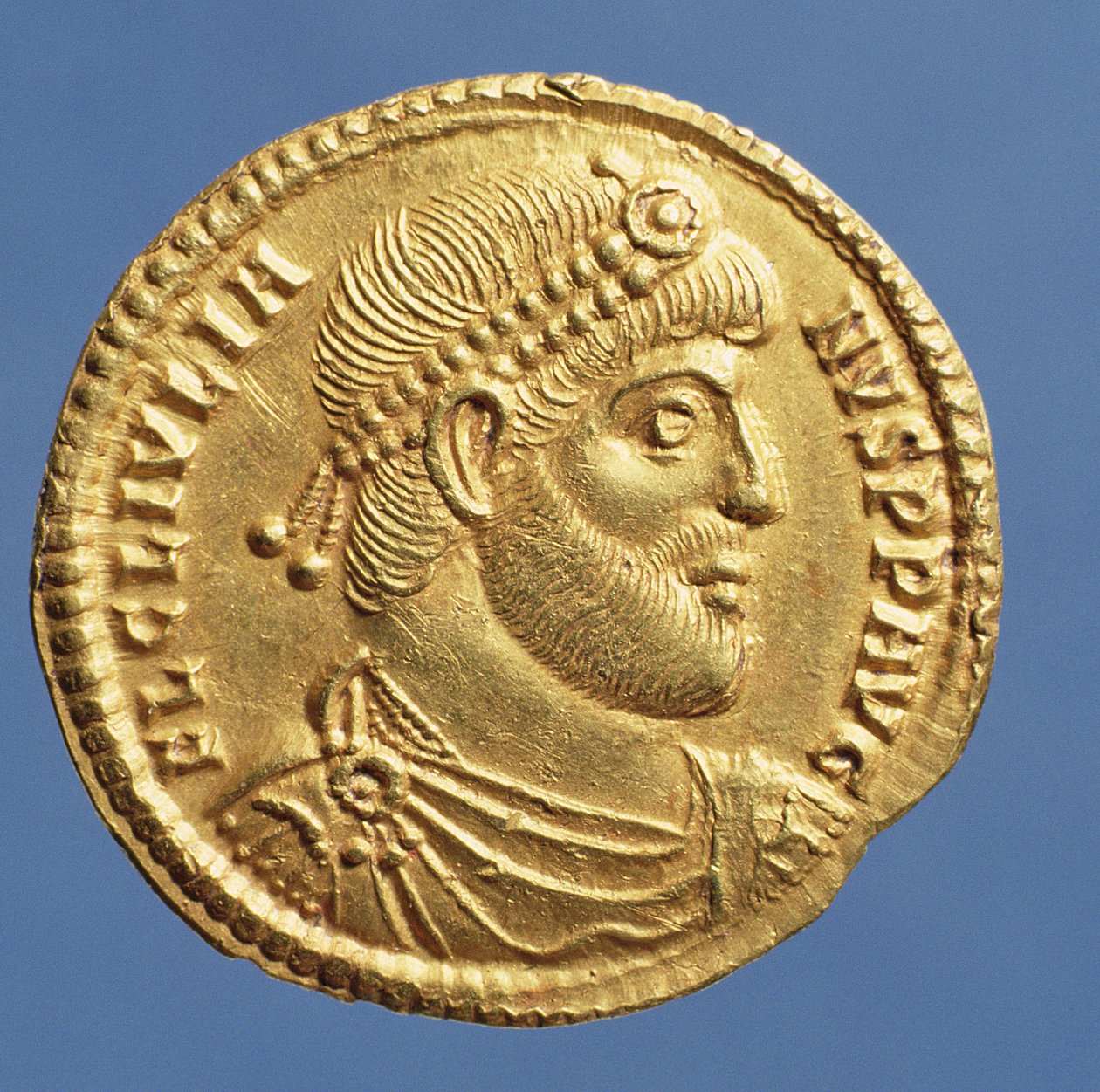 Solidus (forsiden) av den frafalne Julian (361-363) drapert, kurert, iført diadem. Innskrift: FL CL IVLIANVS P P AVG (gull) av Roman
