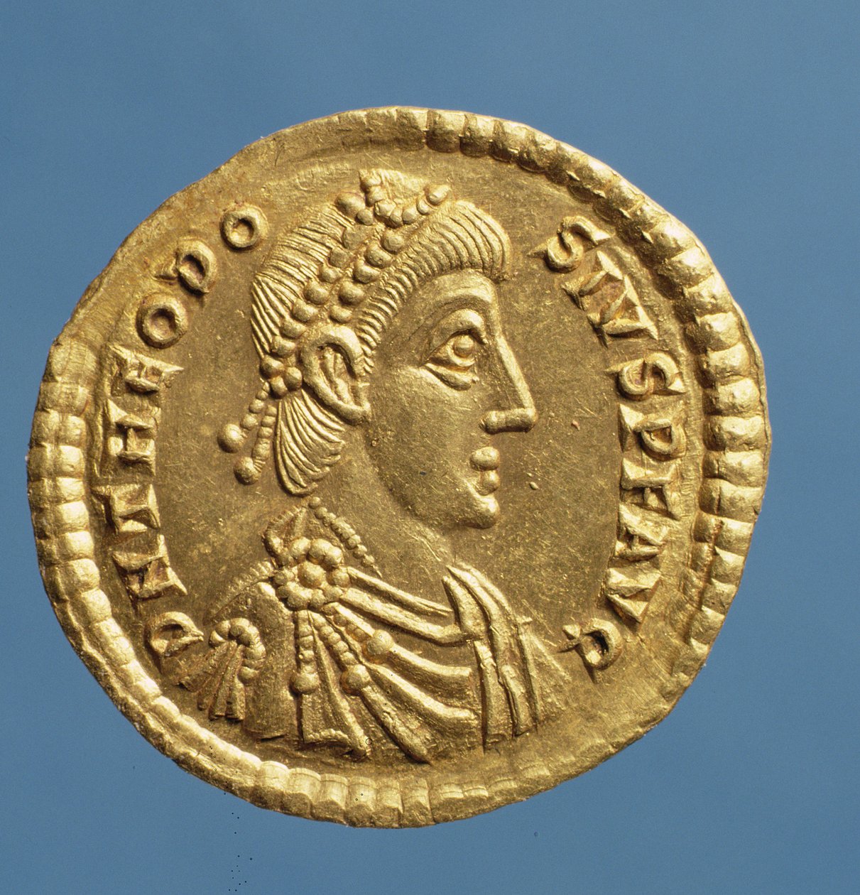 Solidus (forside) av Theodosius I den store (379-395) drapert, kurasset iført diadem. Innskrift: D N THEODOSIVS P F AVG (gull) av Roman