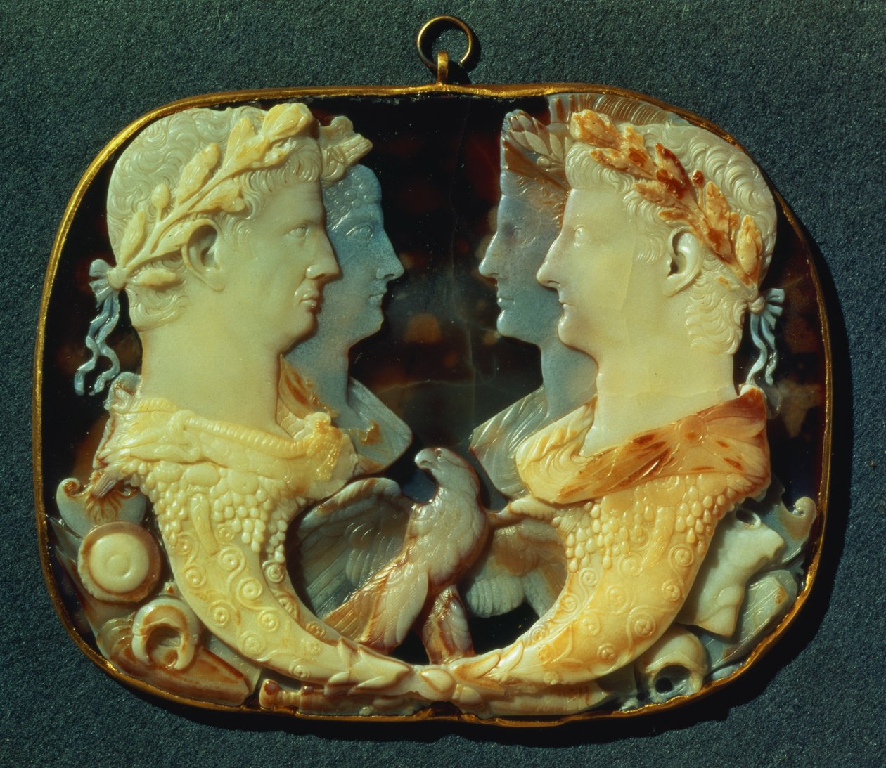 Gemma Claudia, en cameo som bærer profiler av fire romerske keisere, venstre: Claudius og hans kone Agrippina den yngre, til høyre: Germanicus og hans kone Agrippina den eldre, 1. århundre (femlags sar av Roman